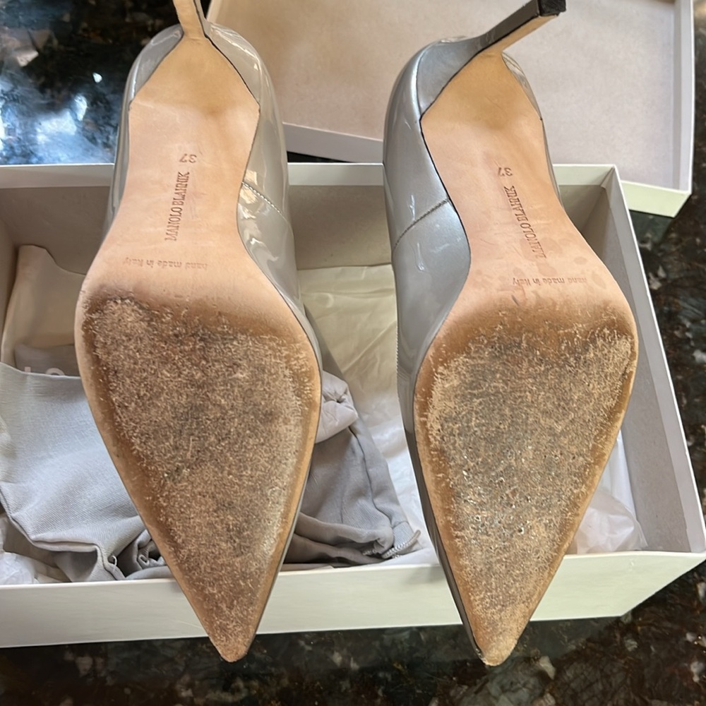 Manolo Blahnik Silver Patent Pumps Sz 7 - Picture 4 of 5